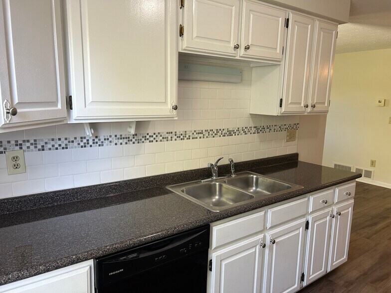 Building Photo - 126 Larkins Xing