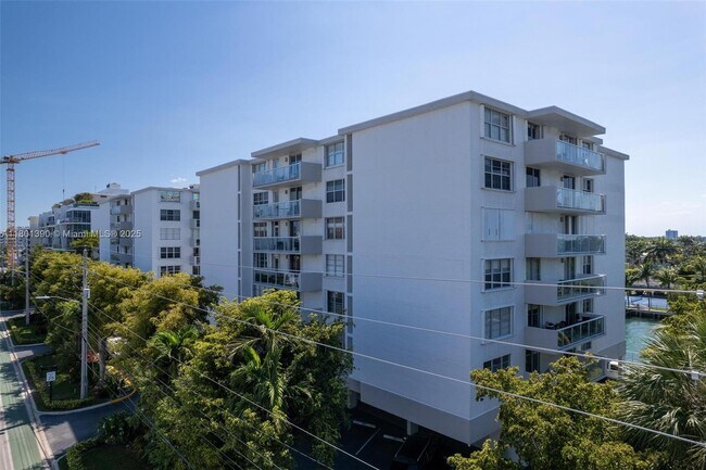 Building Photo - 10000 W Bay Harbor Dr