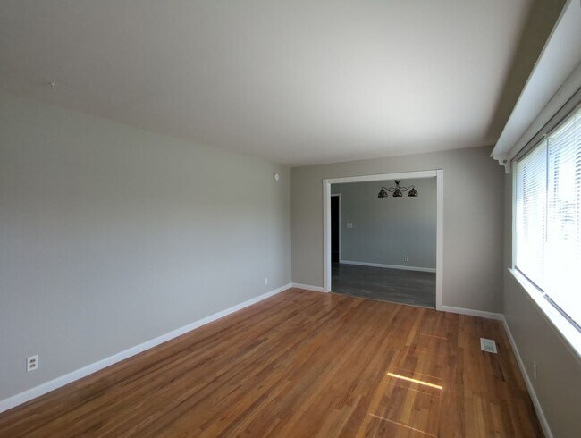 Building Photo - Spacious Rossville House