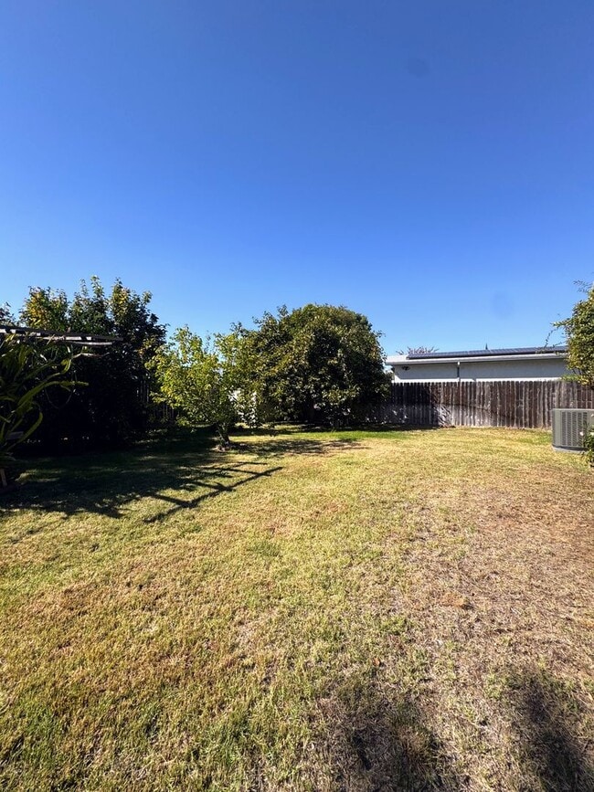 Building Photo - 4BR SFR w/ 2-Car Garage, RV Parking & Big Yard in Rocklin