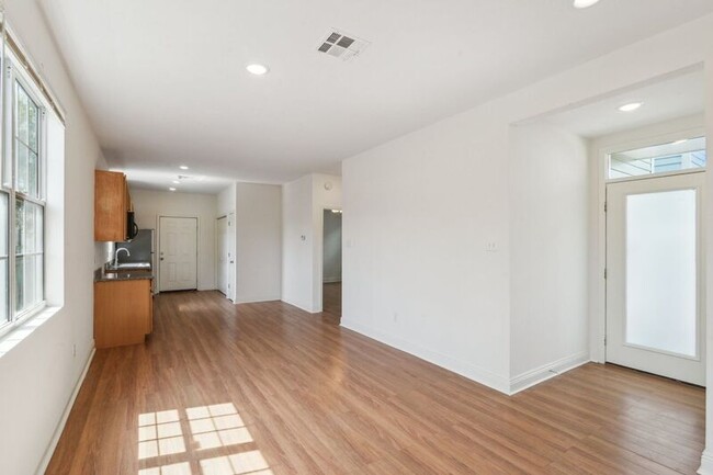 Building Photo - 401 N Tonti St