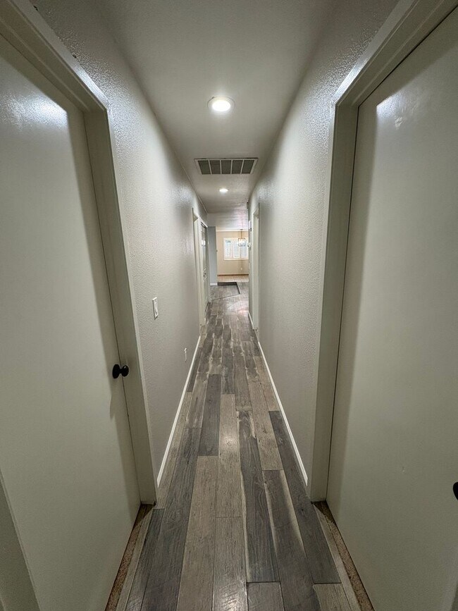 Building Photo - SW Visalia Home with Pool Available Now!