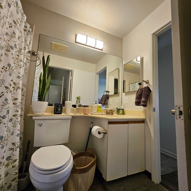 Building Photo - Pet Friendly Upstairs 2/1.5-bedroom North ...