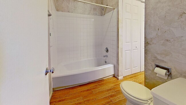 Building Photo - Great 3/2 patio home available now!