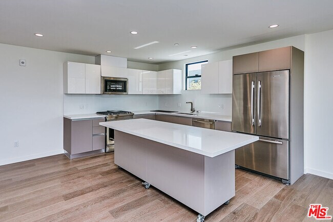 Building Photo - 328 N Maple Dr