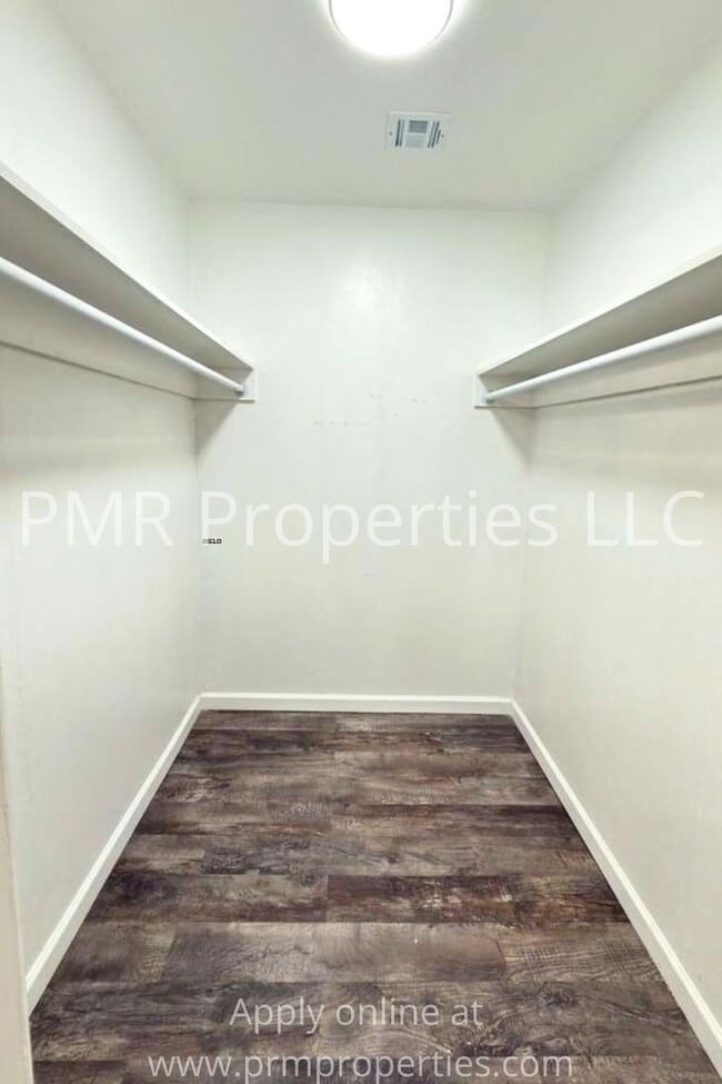 Building Photo - 4 Bedrooms / 2.5 Bathrooms House