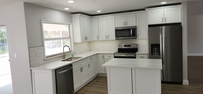 Building Photo - 1666 Sabal Palm Dr
