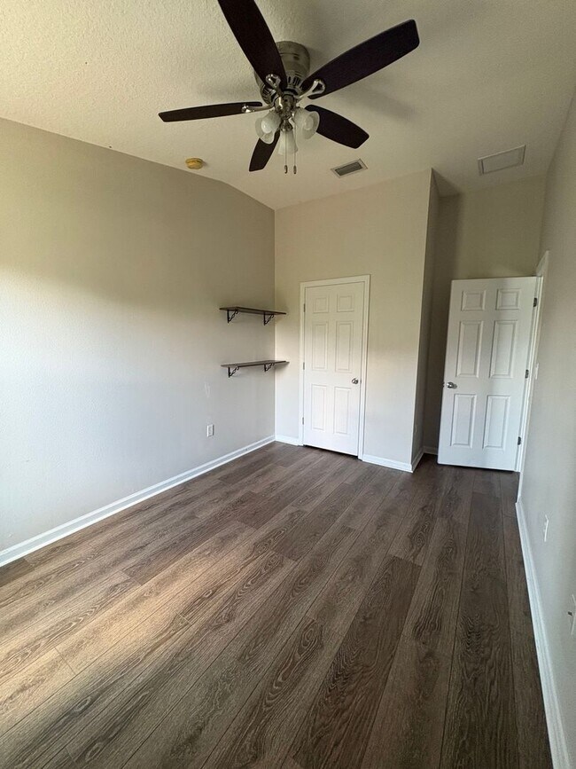 Building Photo - Cambridge at Oakleaf Townhome (3 bedrooms/2.5 baths)
