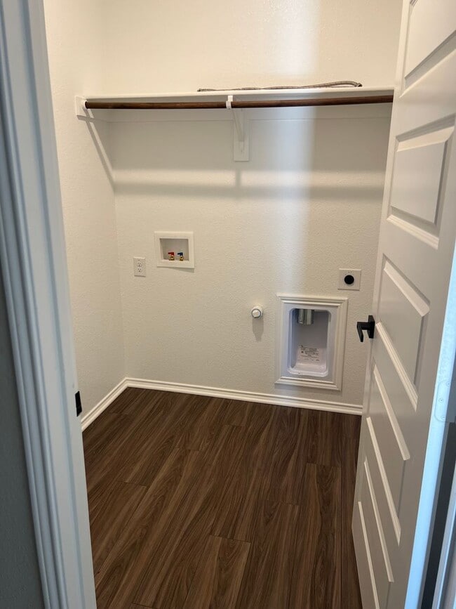 Building Photo - NEW 4 Bedroom in Joshua ISD. Move in special for the end of the year!