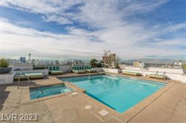 Building Photo - GORGEOUS DOWNTOWN HIGHRISE CONDO FOR LEASE!