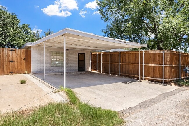 Building Photo - 2405 Emerson Ct