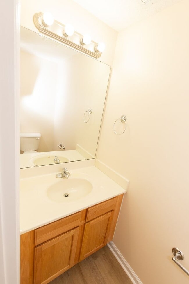 Building Photo - MOVE IN READY!!