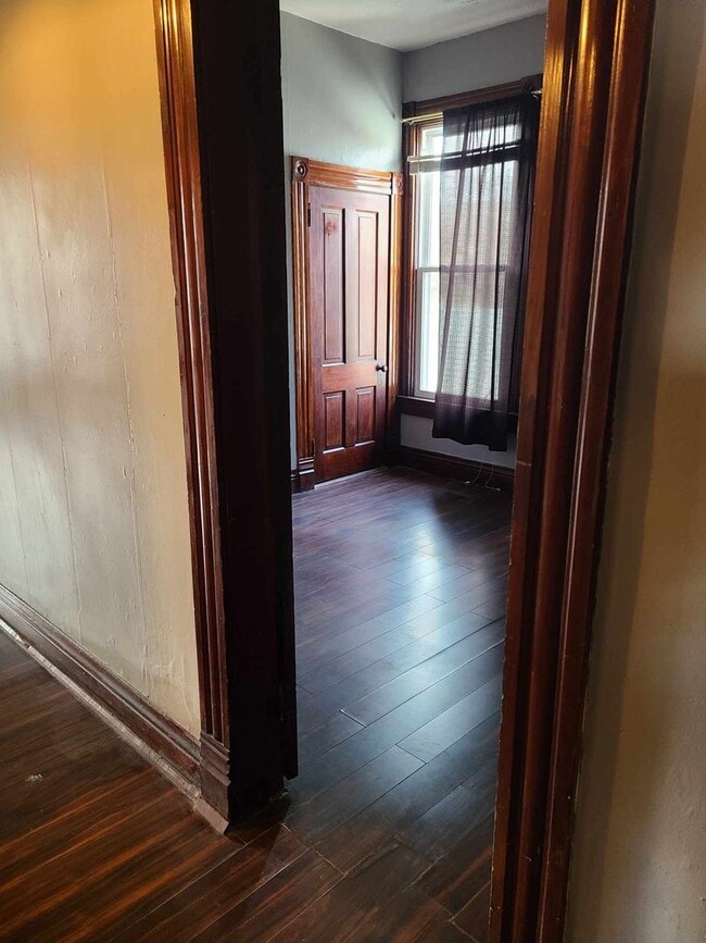 Building Photo - 3 Bedroom 1 Bathroom Duplex