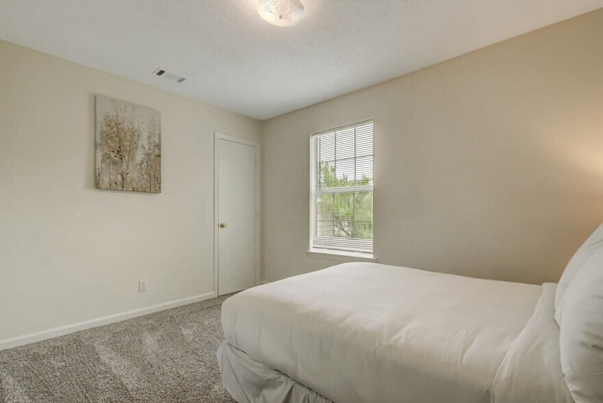 Building Photo - 222 Laurelwood Dr