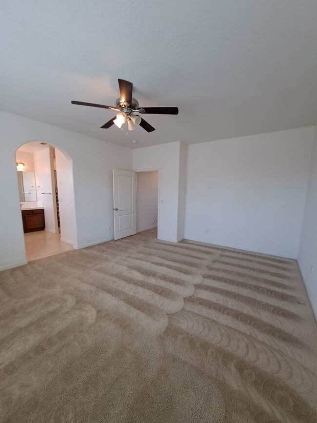 Building Photo - Beautiful 4 Bedroom Home Near Island Water...