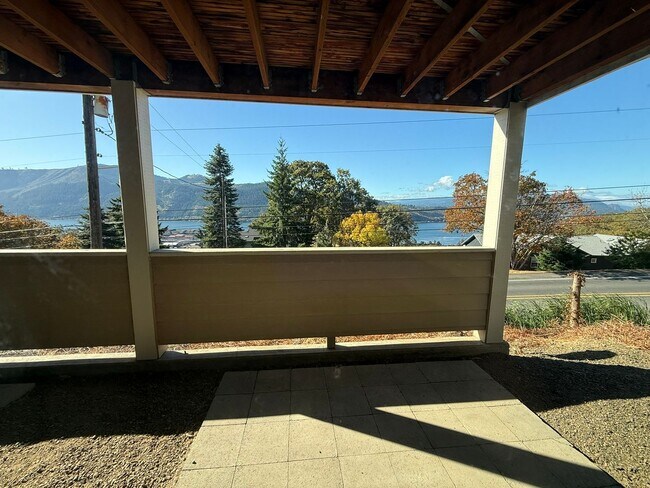 Building Photo - 2 Bedroom Townhouse For Rent In White Salmon
