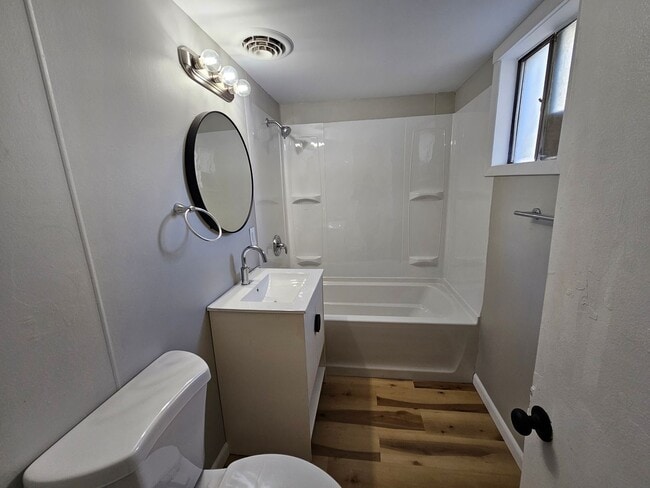 Building Photo - Newly updated 2 bedroom 1 bath apartment f...