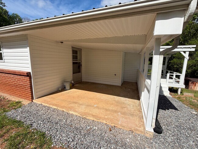 Building Photo - Hamptonville - HWY 901 - 3 Bedroom/ 1 Bathroom