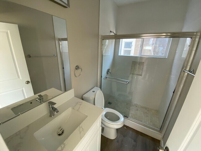 Building Photo - 4BD/2BA on Art! Lots of Parking!