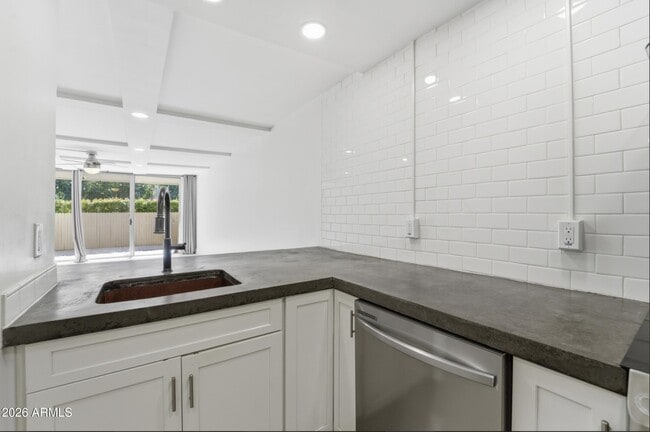 Building Photo - 7625 E Camelback Rd