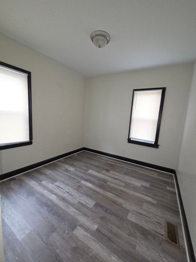 Building Photo - Three Bedroom Open Floorplan