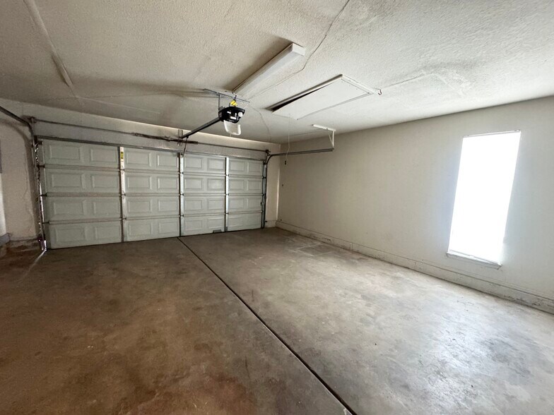 Building Photo - 401 NE 115th St