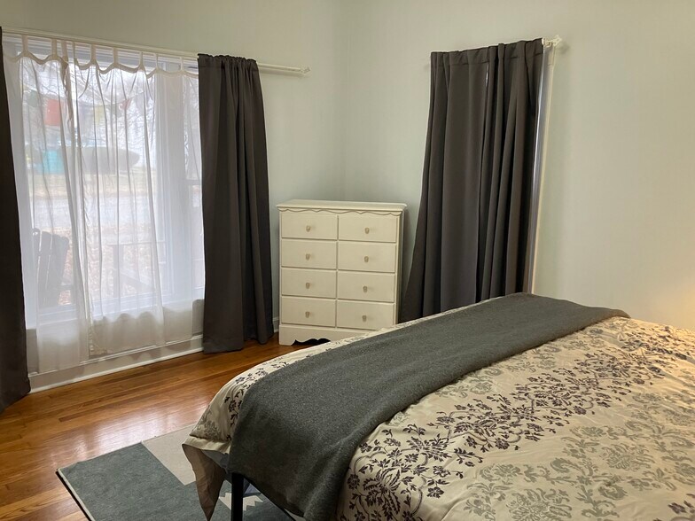 Building Photo - 1035 Lynnhurst Ave