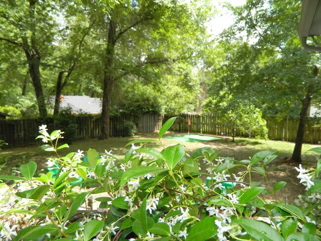Building Photo - 744 McClure Dr
