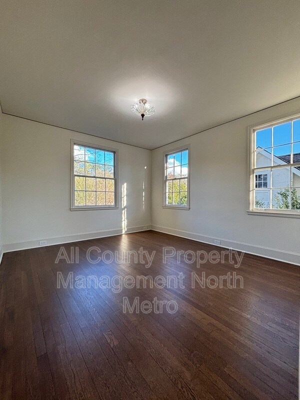 Building Photo - 2416 Dellwood Dr NW