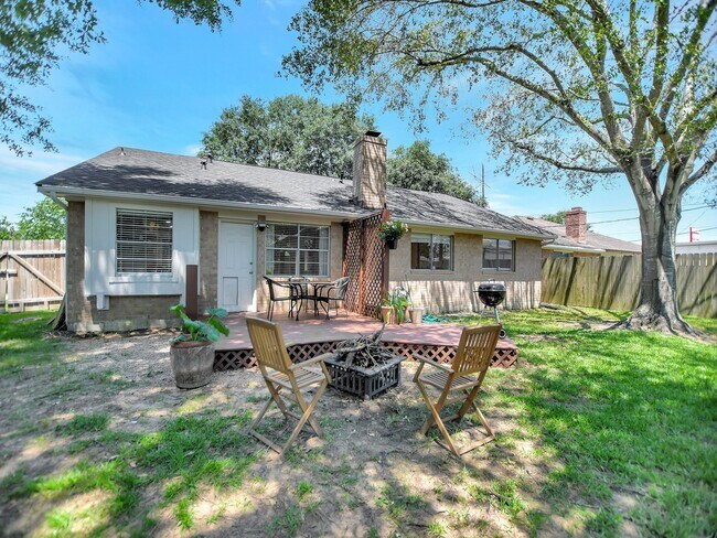 Building Photo - 21902 Meadowhill Dr