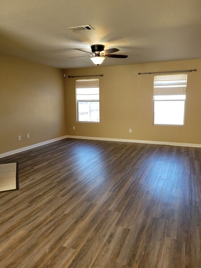 Building Photo - 2611 Echo Dr