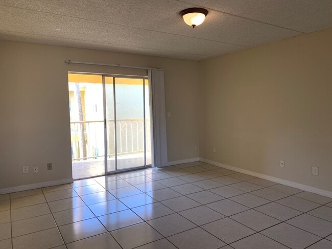 Building Photo - 1bed/1bath move-in ready condo $1100/month available December 2025