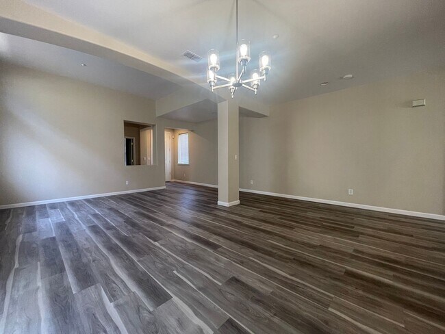 Building Photo - Beautiful 4 Bedroom Close to Downtown Brentwood!