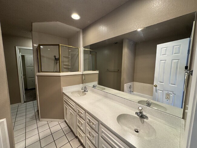 Building Photo - Captivating Townhome in Whisperwood