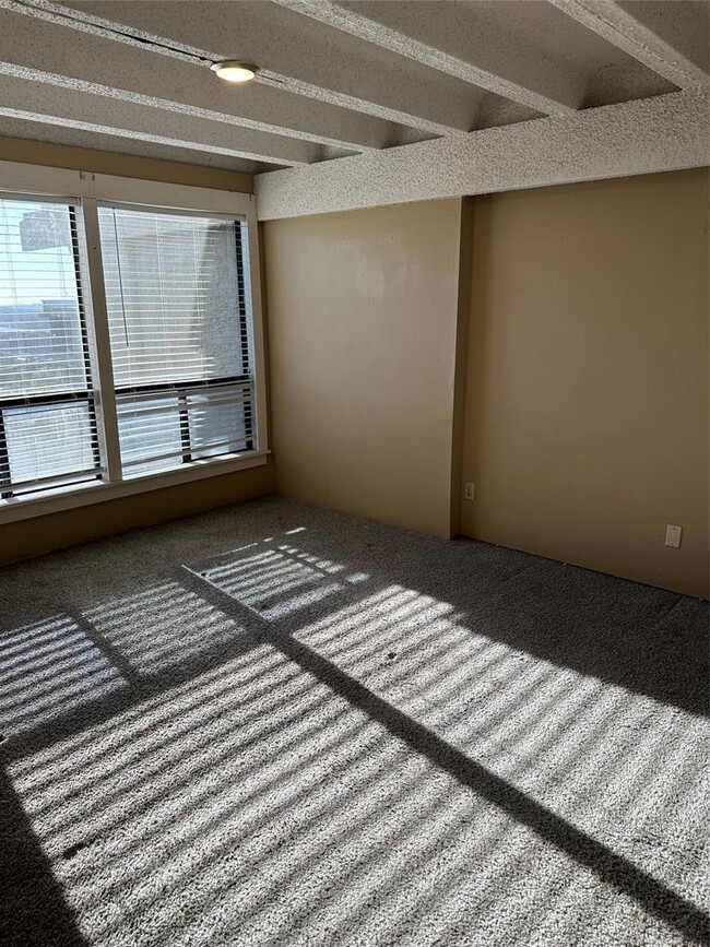 Building Photo - 5914 Lago Vista Way