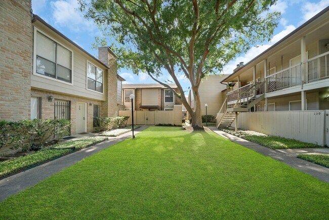 Building Photo - 2110 Wilcrest Dr