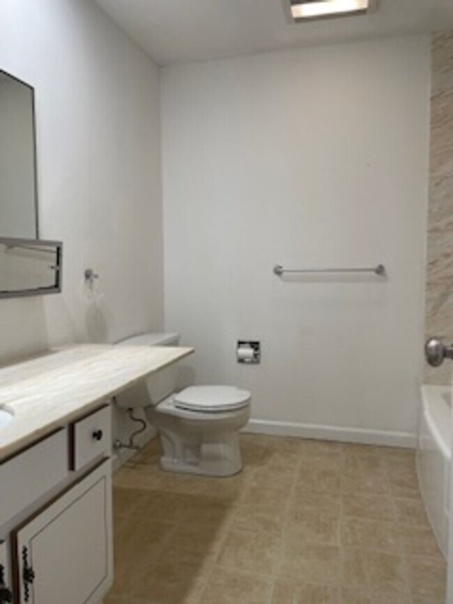 Building Photo - Oversized 2 bedroom unit in prime location