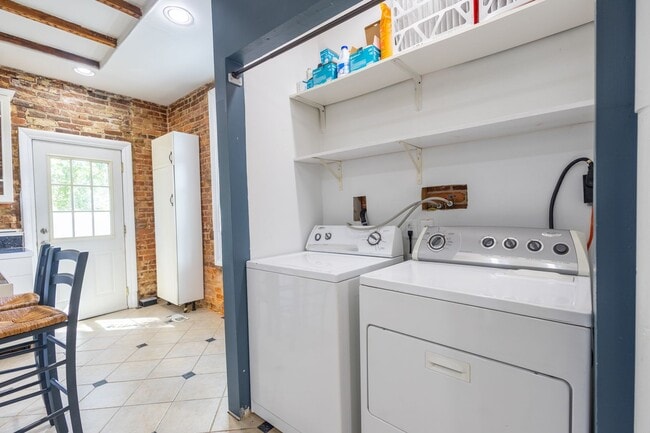 Building Photo - Lovely 3 BR/1.5 BA Semi-Detached Home in S...
