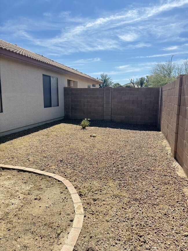 Building Photo - Nice 4bdrm + den in Avondale CWS