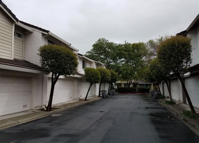 Building Photo - Charming 2BD/2BA Townhouse in Desirable Du...