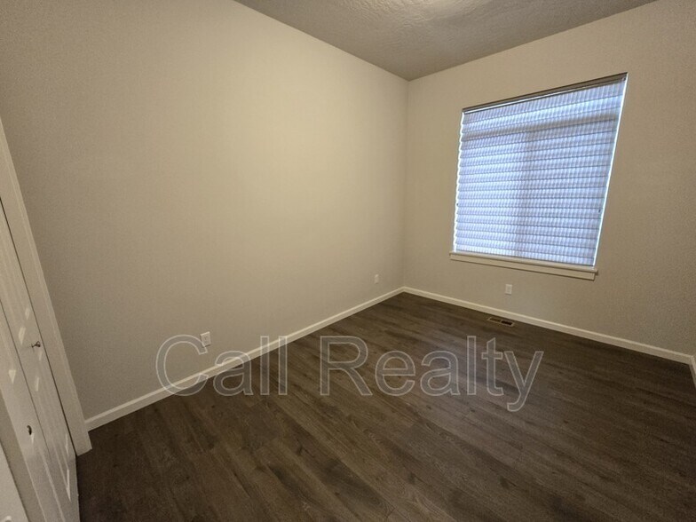 Building Photo - 5530 N Radium Ln