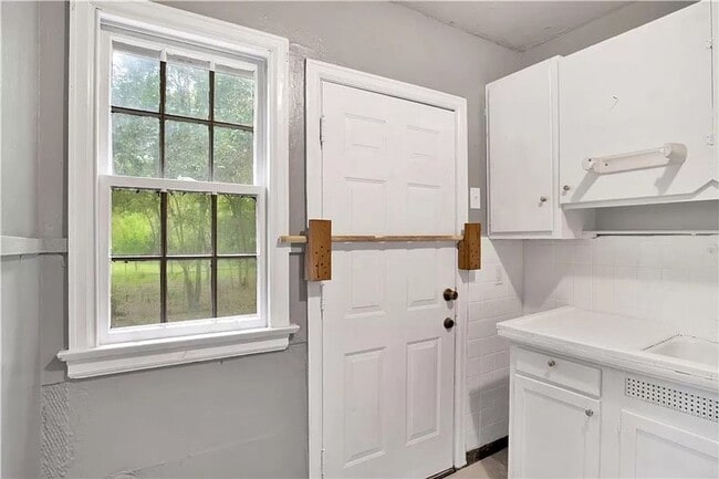 Building Photo - Newly Remodeled 2 Bedroom | 1 Bathroom