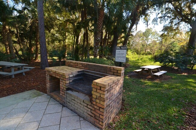 Building Photo - Lovely Winter Springs Condo ~ Vinyl Plank Flooring and Large Screened Patio!