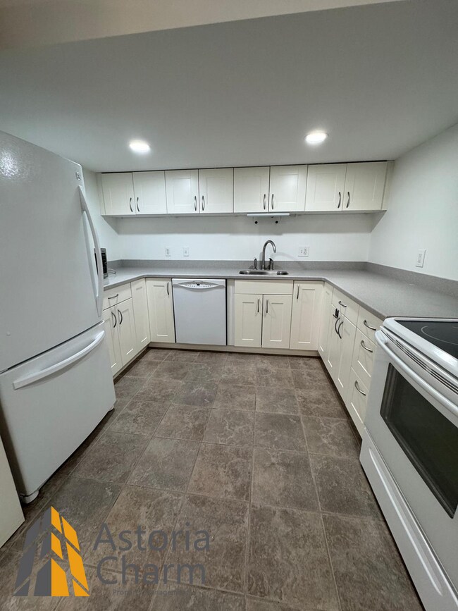 Building Photo - Spacious 5 Bedroom 3 Bath + Den Single Family Detached Home