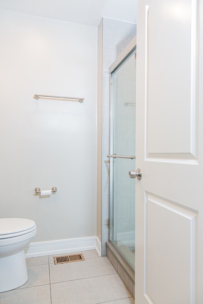 Building Photo - 825 Pheasant Walk Dr