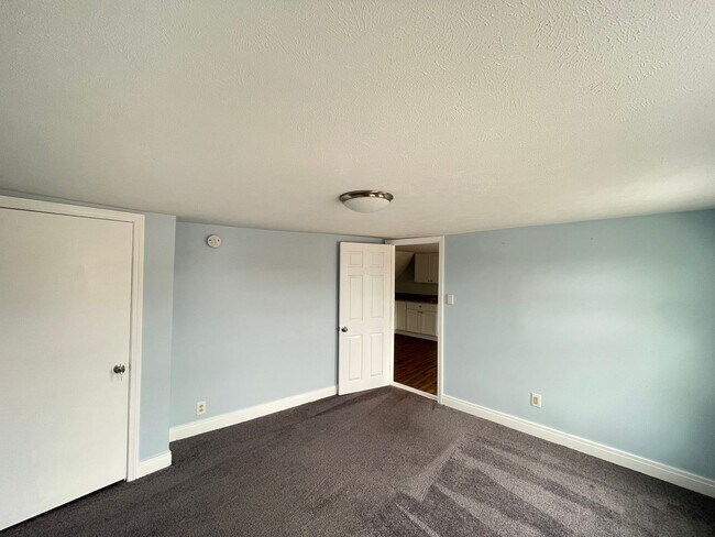 Building Photo - 139 W Hollis St