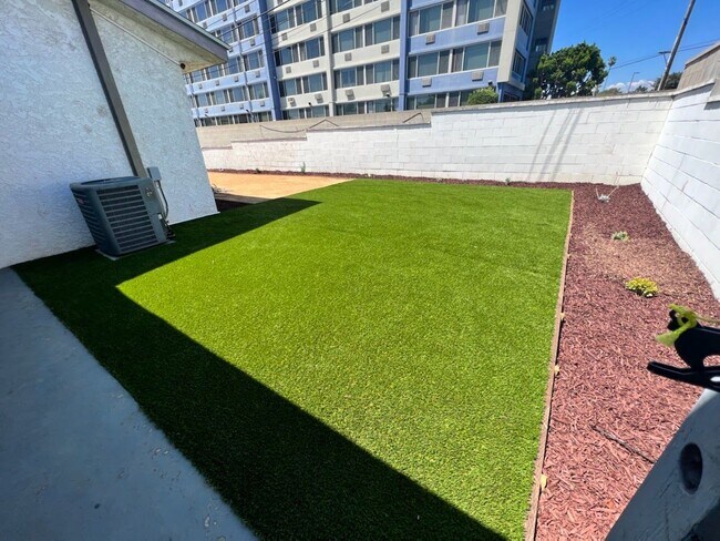 Building Photo - 333 W 33rd St