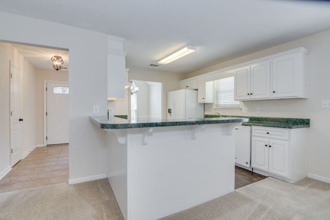 Building Photo - 3 Bedroom Near Downstown