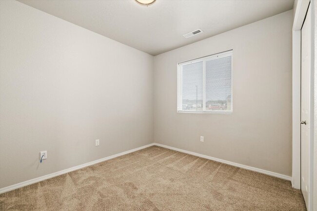 Building Photo - 4 Bedrooms Plus Bonus Room _ Dog Friendly!!