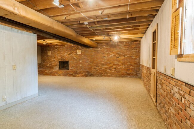 Building Photo - Single Family Home on almost an acre, 4 be...